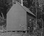 Ted Kaczynski vor seiner Hütte in Montana, 1971
